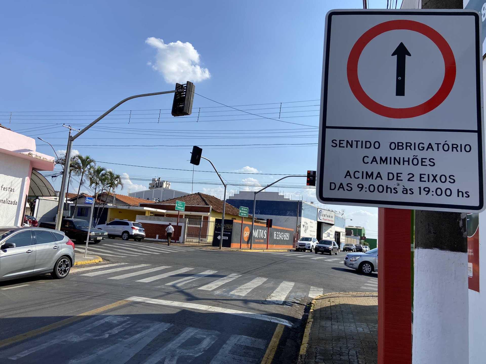 Prefeitura inicia implantação de sinalização para proibição de tráfego de caminhões